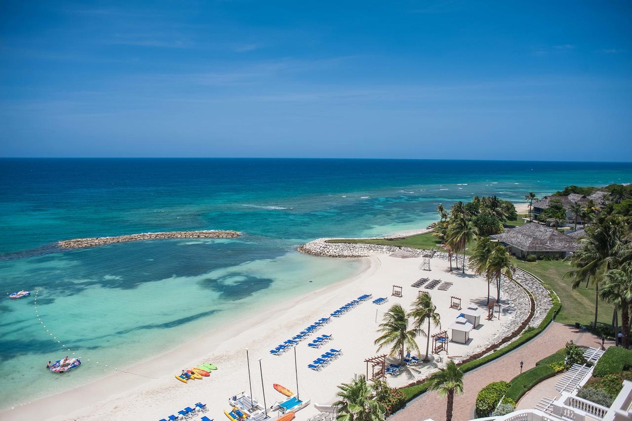 Palmyra Luxury Beach Condos Монтего Бей Екстериор снимка