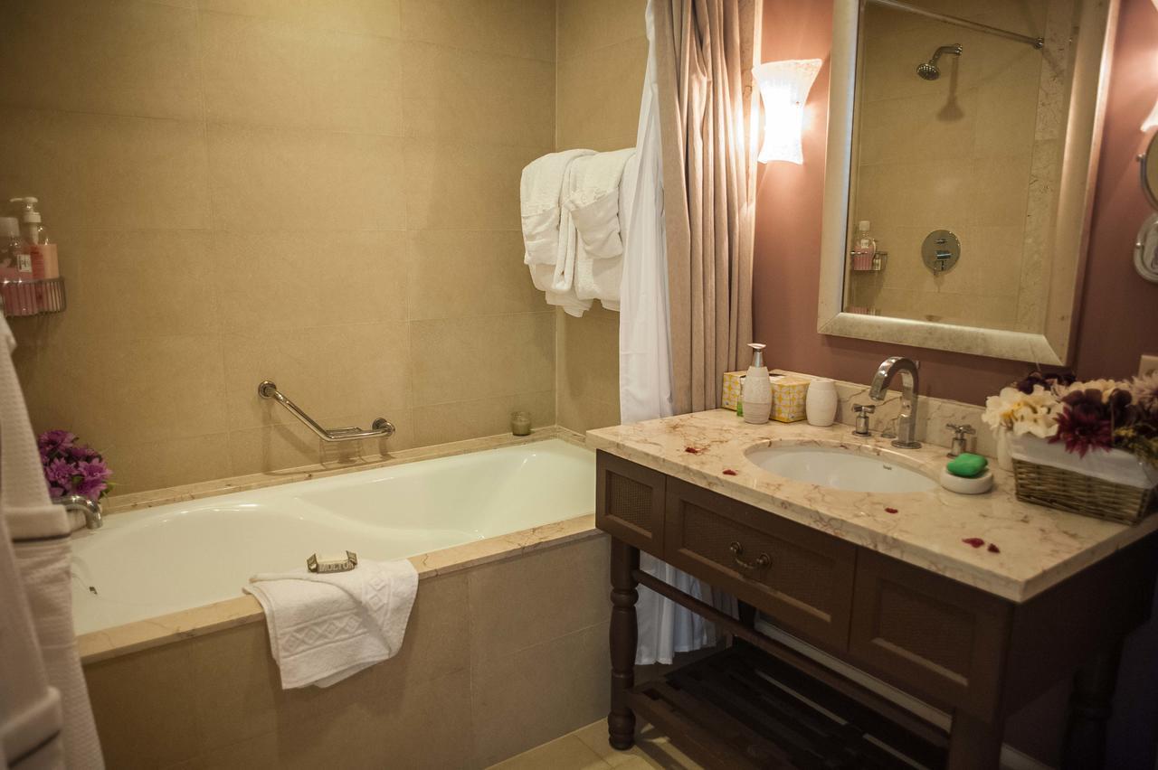 Palmyra Luxury Beach Condos Монтего Бей Екстериор снимка