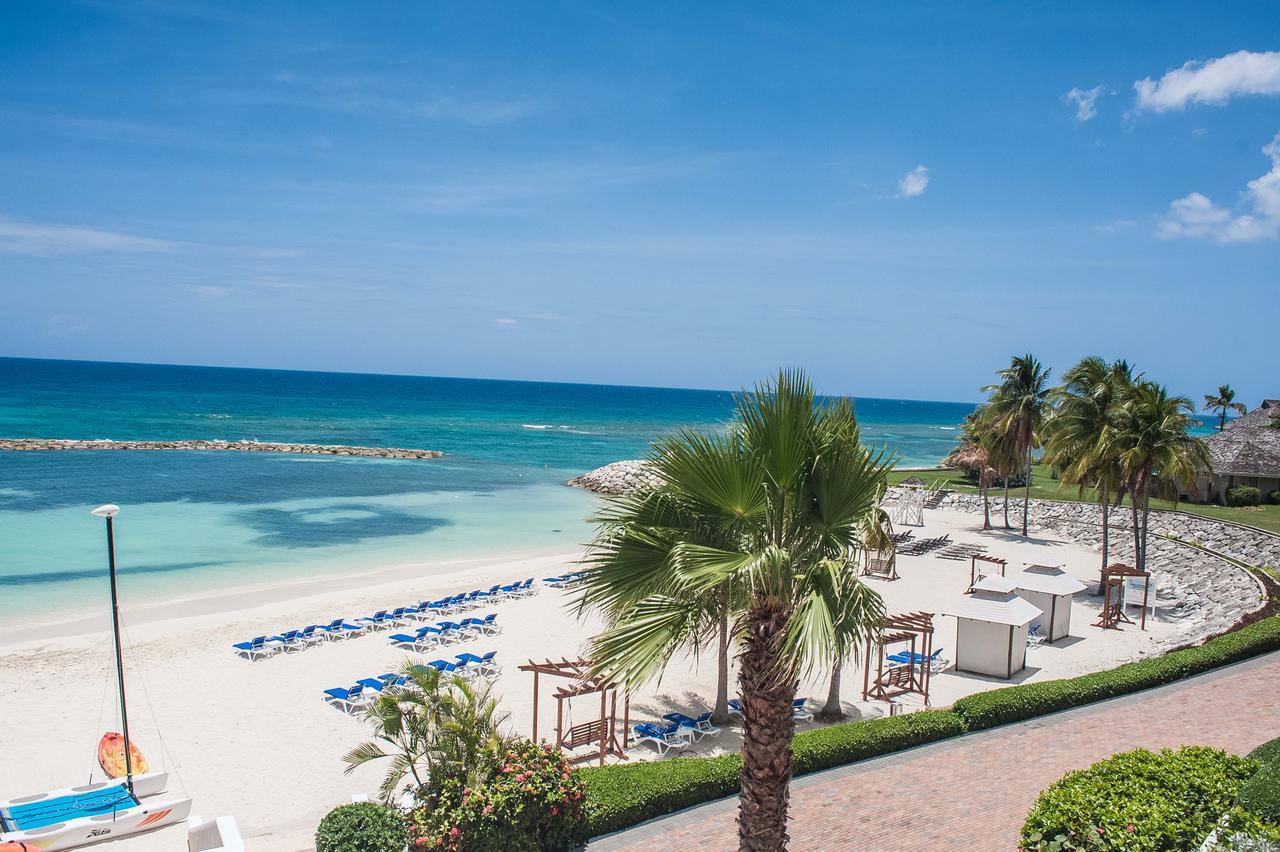 Palmyra Luxury Beach Condos Монтего Бей Екстериор снимка