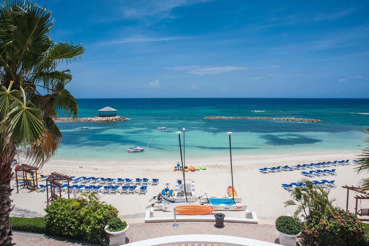 Palmyra Luxury Beach Condos Монтего Бей Екстериор снимка